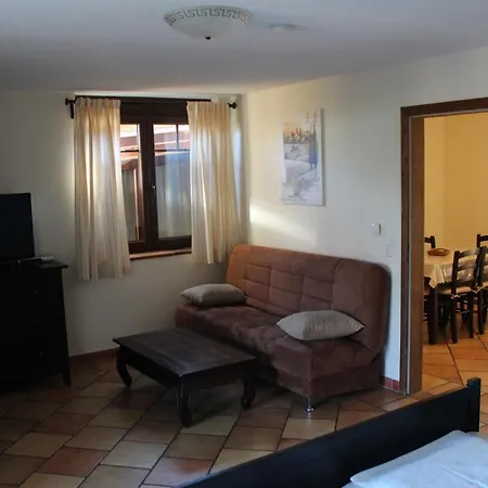 Vanii, Lägenhet Rust